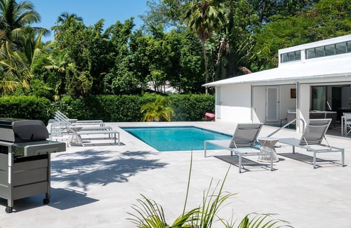 Mullins Villa | Beautiful 3 Bed Villa with Pool at Mullins Beach