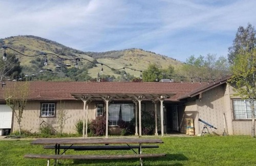 Squaw Valley House | Beautiful 3 Bedroom House BBQ near Sequoia/Kings NP