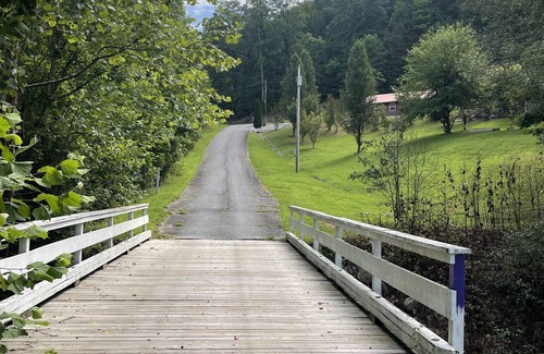 Vein Mountain Cabin | Beautiful 3 bedroom 3 bath log cabin 40 minutes from Asheville.