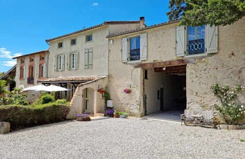 Mirepoix House | Beautiful 3 bedroom barn in large private gardens, with heated swimming pool