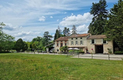 Mirepoix House | Beautiful 3 bedroom barn in large private gardens, with heated swimming pool