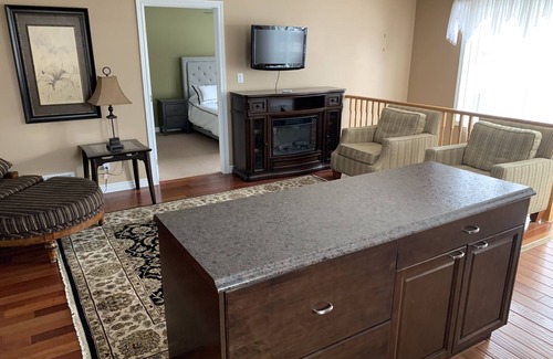 Kingston House | Beautiful 3-Bedroom Bungalow in Downtown Kingston- 5 Minutes from Lake Ontario