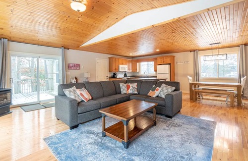 Port Franks Cottage | Beautiful 3 bedroom, 1 bath cottage in the heart of Port Franks, Ontario.