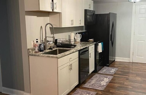 Hamilton House | Beautiful 3 bedroom house Downtown Hamilton near Spooky nook/Miami University