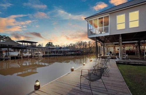 Springfield House | Beautiful 3-Story Home on the Tickfaw River close to Baton Rouge & New Orleans