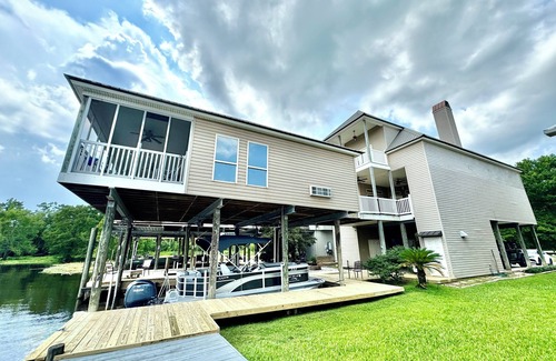 Springfield House | Beautiful 3-Story Home on the Tickfaw River close to Baton Rouge & New Orleans