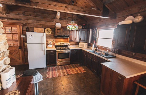 Lyman House | Beautiful 3bd + Loft Log Cabin in Lakeside All Inclusive Resort