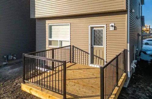 Southeast Calgary House | Beautiful 3bed~close to Spruce Meadows~20% off weekly &25% off in October stays!