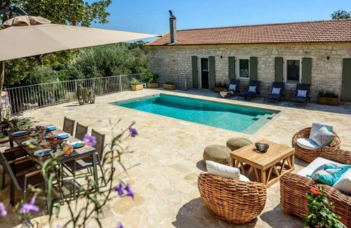 Rantatika Villa | Beautiful 3BR Villa Close to Lakka