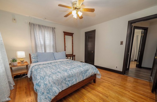 Waterbury House | Beautiful 4 bed, 2 bath centrally-located home