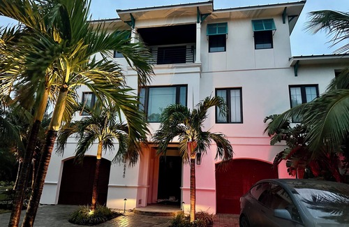 Whitney Beach House | Beautiful 4-bedroom house walking distance to beach and restaurants Longboat Key