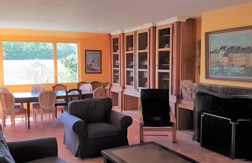 Bangor House | Beautiful 4* belleiloise house with private enclosed garden
