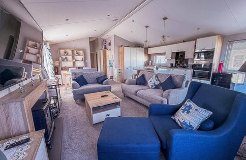Pakefield Cabin | Beautiful 4 berth lodge with free WiFi at Pakefield Holiday Park ref 68019CR