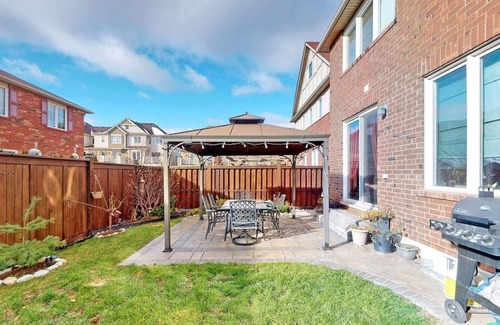 Halton Regional Municipality House | Beautiful 4 BR Home. Backyard Oasis. Chefs Kitchen