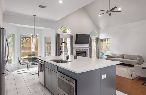 Shady Hollow House | Beautiful 4bdr with pool in South Austin