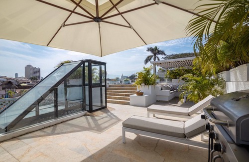 Centro Villa | Beautiful 5 Bedroom House w/Pool in Walled City