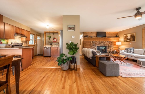Cascade-Chipita Park House | Beautiful 5 BR Creek-side Cabin Pikes Peak