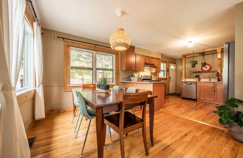 Cascade-Chipita Park House | Beautiful 5 BR Creek-side Cabin Pikes Peak