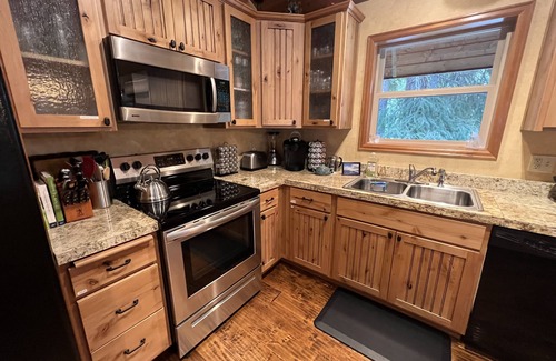 Cle Elum House | Beautiful 5 Star Guest Cabin in the Mountains, steps from Lake Cle Elum