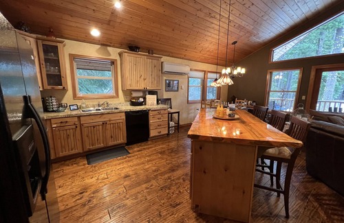 Cle Elum House | Beautiful 5 Star Guest Cabin in the Mountains, steps from Lake Cle Elum
