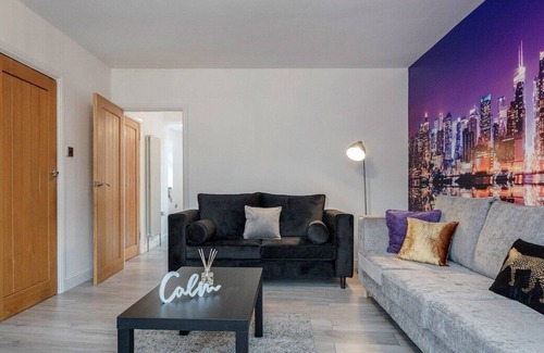Luton House | Beautiful 6 bed home / ample parking & pool table