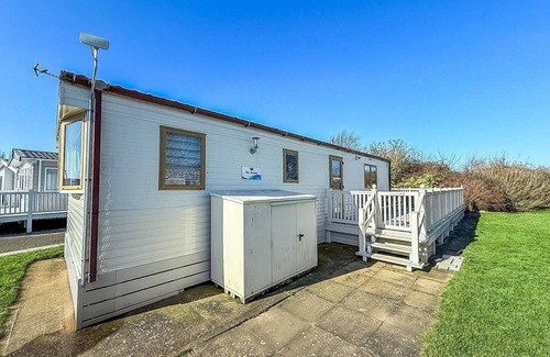 Hunstanton House | Beautiful 6 berth caravan for hire with huge decking at Manor Park ref 23142K