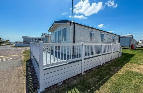 Pakefield House | Beautiful 6 berth caravan with stunning sea views in Suffolk ref 68029CR