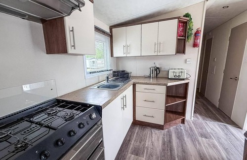 Hopton House | Beautiful 8 berth caravan with decking at Caldecott Park, Norfolk ref 91046C