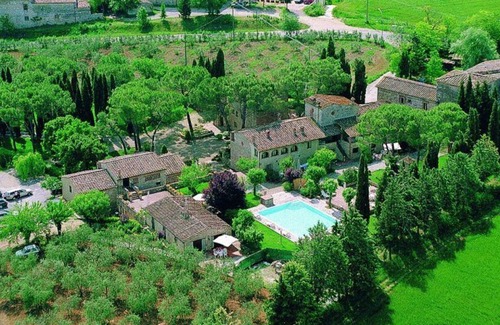Colle di Val d'Elsa House | Beautiful apartment in villa for 2 guests with pool, TV, patio and pets allowed