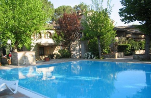 Colle di Val d'Elsa House | Beautiful apartment in villa for 2 guests with pool, TV, patio and pets allowed