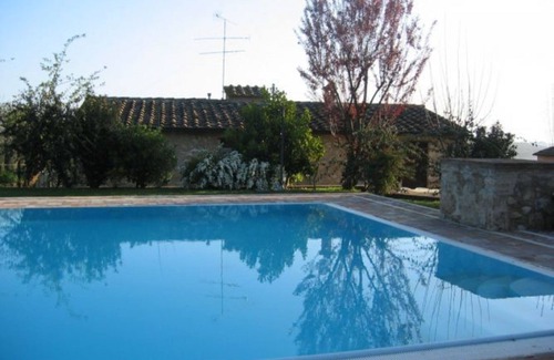 Colle di Val d'Elsa House | Beautiful apartment in villa for 2 guests with pool, TV, patio and pets allowed