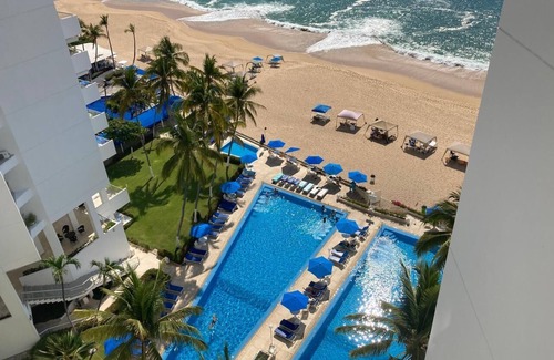 Club Deportivo Apartment | Beautiful apartment on the beach overlooking the beautiful Acapulco Bay.
