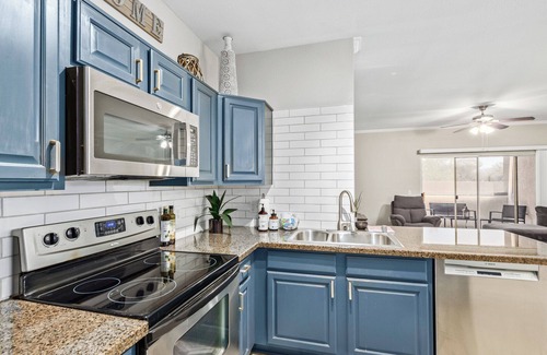 Foothills Condo | Beautiful Ahwatukee Condo 2 King beds Heated Pool Jacuzzi and Gym!