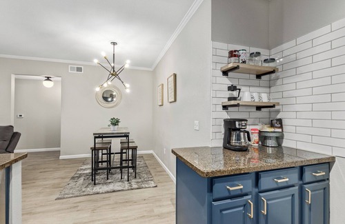 Foothills Condo | Beautiful Ahwatukee Condo 2 King beds Heated Pool Jacuzzi and Gym!