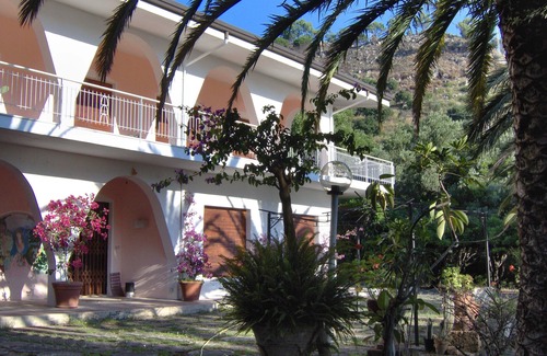 Copanello Villa | Beautiful and elegant Mediterranean-style villa,