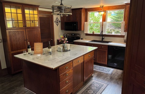 Meadville House | Beautiful and historical 6-bedroom house with AC & WiFi in lovely Meadville