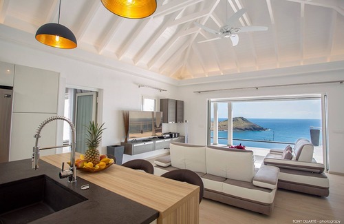 Toiny Villa | Beautiful and modern 4 bedroom home with a breathtaking view over the ocean as w