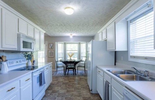 East Fayetteville House | Beautiful and relaxing cottage!