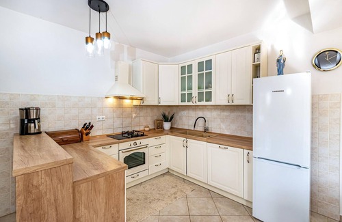 Benkovac House | Beautiful and spacious house on a spacious plot with volleyball court and swimming pool.