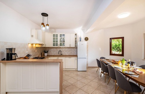Benkovac House | Beautiful and spacious house on a spacious plot with volleyball court and swimming pool.