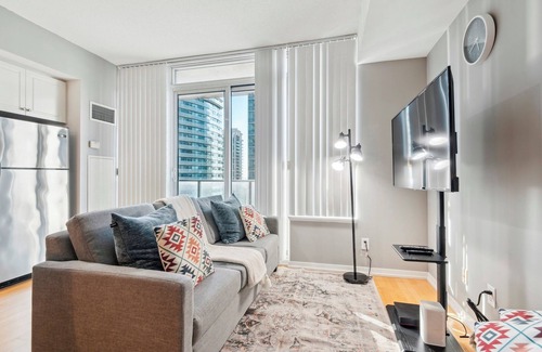 Downtown Toronto Apartment | Beautiful and Stylish 1 BR Condo in DT Toronto