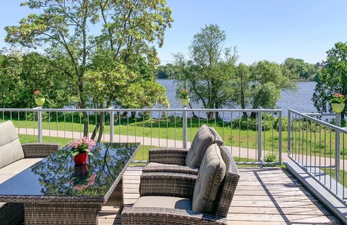 Oberhavel House | Beautiful and tasteful vacation home directly on the lake.
