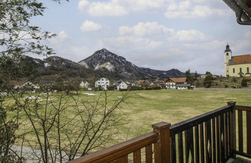 Muhldorf Apartment | Beautiful apartment for 9 guests with WIFI, TV and balcony