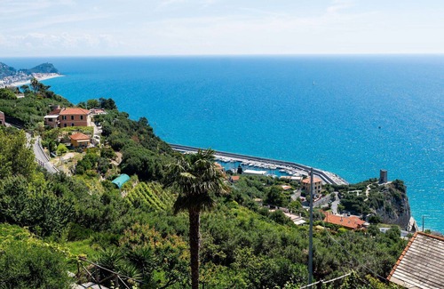 Finale Ligure Apartment | Beautiful apartment for 5 people with A/C, WIFI, TV and patio