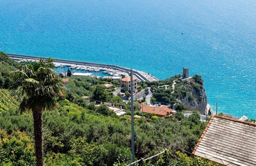 Finale Ligure Apartment | Beautiful apartment for 5 people with A/C, WIFI, TV and patio