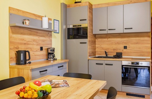Balatonszarszo Apartment | Beautiful apartment for 10 guests with A/C, WIFI, TV, terrace and parking