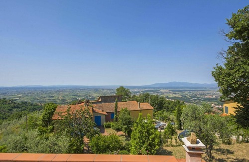 Giugnano Apartment | Beautiful apartment for 3 people with WIFI, pool, TV, pets allowed and parking