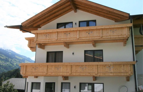 Hainzenberg Apartment | Beautiful apartment for 8 people with WIFI, TV, terrace and pets allowed