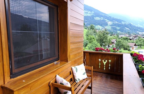 Burgstall Apartment | Beautiful apartment for 10 people with WIFI, TV and balcony