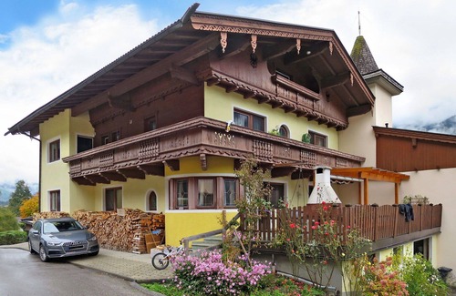 Burgstall Apartment | Beautiful apartment for 10 people with WIFI, TV and balcony